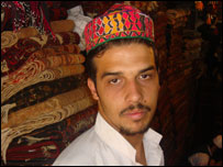 کلاه فروش با کلاه قديمی