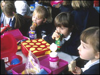 正在吃午餐的小学生