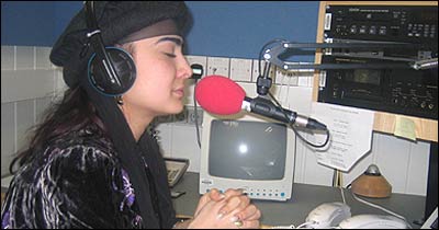 منيژه دولت، خواننده تاجيک، در استوديوی بی بی سی