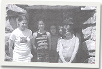 Y plant yn nrws y beudy