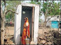 Mulher em frente a banheiro na Índia
