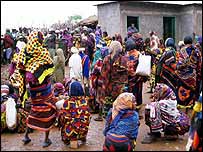 Etiopie, ženy čekají na příděl jídla