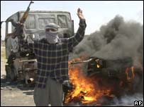 Rebelde sunita celebra ataque em tanque americano no subúrbio de Bagdá , no Iraque