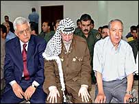 Mahmoud Abbas (esq.) e Yasser Arafat (centro)