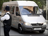 پولیس کی گاڑی میں ایک ملزم کو کورٹ لایا جا رہا ہے۔