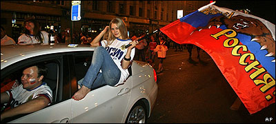 صحنه ای از جشن ساکنان مسکو پس از پیروزی روسیه بر هلند در جام ملتهای اروپا 2008