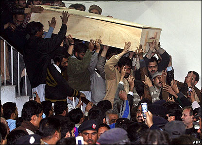 Ka filluar ceremonia e varrimit të ish-kryeministres së Pakistanit, Benazir Bhutto. Në foto trupi i saj në një arkivol të thjeshtë prej druri, po transportohet prej një spitali ne Rawalpindi.