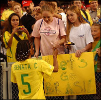 Brasileiras dão autógrafo em momento de estrelas no Mundial