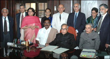 प्रणब मुखर्जी अपनी टीम के साथ