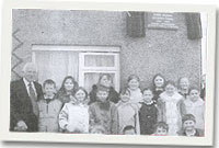 Plant yr ysgol o flaen Penlan