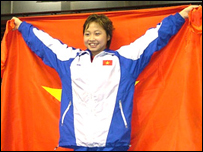 Ngân Thương trên bục nhận huy chương tại SEA Games 23 - ảnh VnExpress