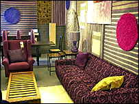 Đồ gỗ bày tại siêu thị