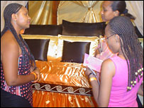 Gertrude Mungai (à esq.)