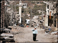 Foto: Associated Press - Um homem numa área bombardeada de Aita Ech Chaab, perto da fronteira israelense