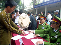 Một tù nhân làm thủ tục ra trại