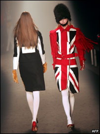 头戴熊皮军帽的模特