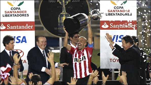 Juan Sebastian Veron lifts the Copa Libertadores