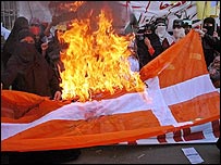 ڈنمارک کا جھنڈا جلتے ہوئے