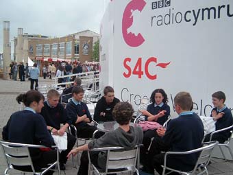 Criw o ddisgyblion ysgol