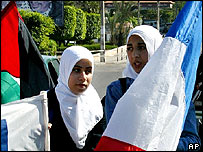 Filistin ve Fransa bayrakları taşıyan Filistinli kızlar