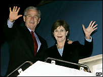 O presidente americano, George W. Bush, e sua mulher, Laura, acenam ao partir rumo à Ásia