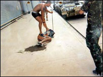 دارن لارکين ظاهرا روی يک غيرنظامی عراق ايستاده است