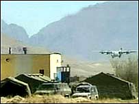 نيروهای آمريکايی در بگرام- گفته می شود که نزديک به صد شهروند افغان به ظن همکاری با طالبان و القاعده در پايگاه هوايی بگرام کابل که در کنترل نيروهای آمريکايی است، زندانی هستند