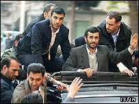 محمود احمدی نژاد در حلقه ای از محافظان