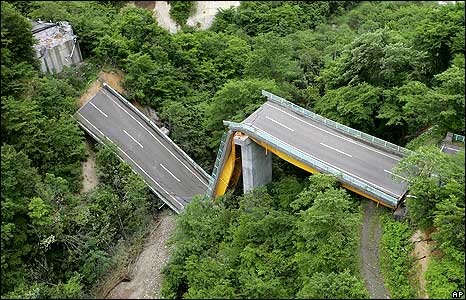 Cầu gãy vì động đất