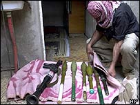 صدر سٹی میں ایک شخص اپنے ہتھیار جمع کرتے ہوئے