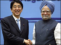 जापान के प्रधानमंत्री शिंज़ो आबे और मनमोहन सिंह