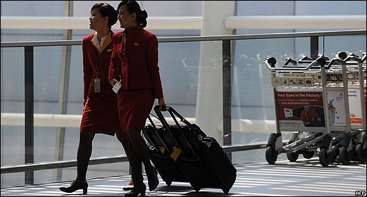 两名国泰航空乘务员走进香港国际机场航站楼（10/3/2010）