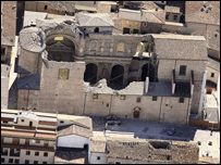 В місті Лаквіла було зруйновано багато середньовічних будівель, але до самміту Вісімки підготувалися вчасно