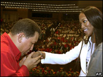 Hugo Chávez e Naomi Capmbell em encontro em Caracas em outubro
