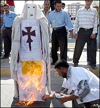 پوپ کا پتلا جلاتے ہوئے لوگ