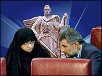 عشرت شايق، نماينده تبريز در مجلس (سمت چپ)