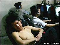 Jovem dorme em cybercafé na China