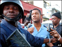 O diretor demitido, Claude Eugene Theodat, é escoltado ao deixar o presídio no sábado