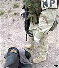 سرباز آمريکايی و يک فرد بازداشتی در افغانستان