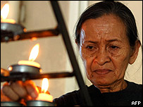 يک زن فيليپينی با نگرانی برای پاپ دعا می کند