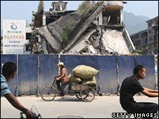 Người dân đi qua khu thiệt hại tại Đô Giang Yển, Tứ Xuyên