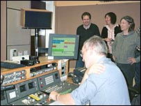 Tonski tehnik Terry Hazzard za mešalno mizo.