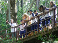 Alunos do Colégio Pio XII fazem um passeio no Centro de Estudos e Pesquisas da Alcoa, em Poços de Caldas, Minas Gerais