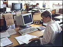 办公室内在电脑前的年轻雇员