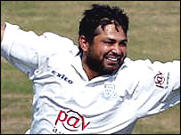 موسم کی سو وکٹیں