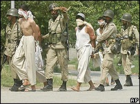 پاکستانی فوج لال مسجد کے باہرشدت پسندوں کوگرفتار کر کے لیجا تے ہوئے