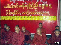 اجتماع راهبان در برابر خانه آنگ سان سوچی