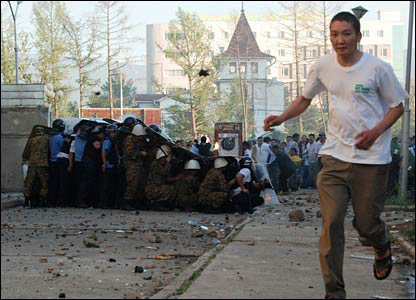 Một người bỏ chạy khỏi đám đông biểu tình