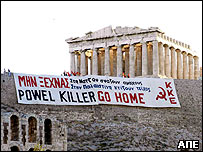 Павелл, забирайся додому, написано на транспаранті