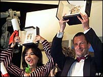 لارس فون تريه در کنار بيورک در سال 2000 در جشنواره کن